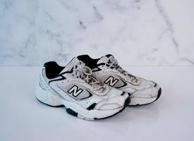 Met dit middel krijg je weer witte sneakers