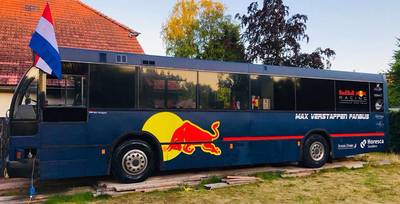 Deze vriendengroep heeft een Max Verstappen-fanbus én hij is te koop