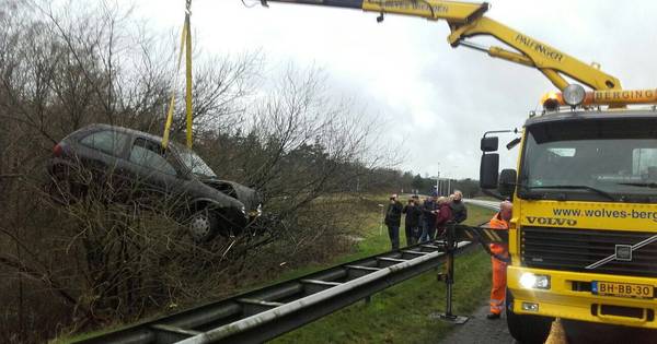 Auto raakt van de weg in Langeveen en komt 3 meter lager tot stilstand - Tubantia