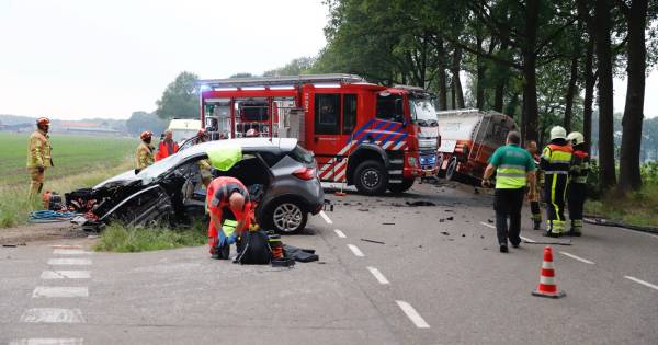 Gewonden bij zware botsing tussen vrachtwagen en auto