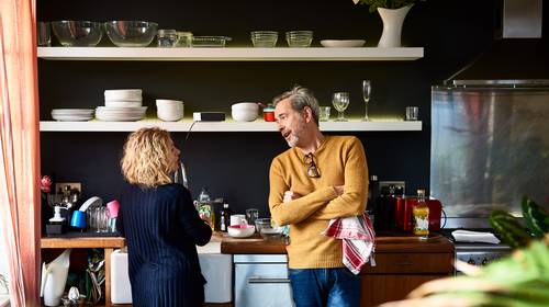 Relatietherapeut geeft advies als de ene partner gaat werken en de andere thuisblijft