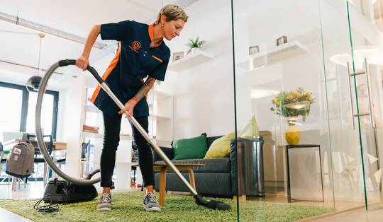 Poetsbureaus trekken de administratieve kosten op: na verhoging dienstencheques worden poetshulpen weer duurder