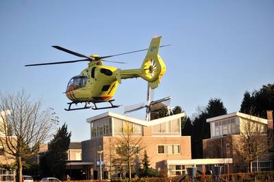 Traumaheli landt midden in dorp na botsing scootmobiel en fietsster