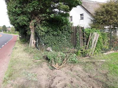 Auto vliegt in Nederland uit de bocht en eindigt in Duitse tuin