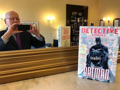 80 jaar Batman: Amerikaanse senator (79) schrijft voorwoord voor jubileumboek over zijn held