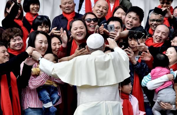 Paus Franciscus groet gelovigen uit China in Vaticaanstad, op 18 april 2018.