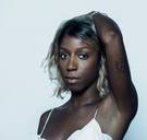 ‘Als kind wilde ik zo blank als Assepoester zijn’: Charlotte Adigéry beantwoordt lezersvragen