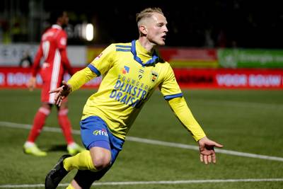 Cambuur werkt tegen Almere twee keer achterstand weg en houdt hoop