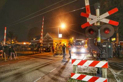 Filmer gelooft zijn ogen nog steeds niet: scooterrijder op haar na gegrepen door voorbijrazende intercity
