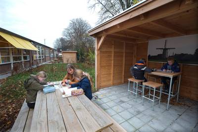 Leren (en stiekem kletsen) aan de picknicktafel in Loil