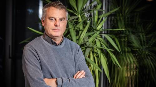 Vaccin AstraZeneca wellicht vandaag goedgekeurd. Professor Neyts: “Zo effectief als Pfizer en Moderna zal het nooit zijn”