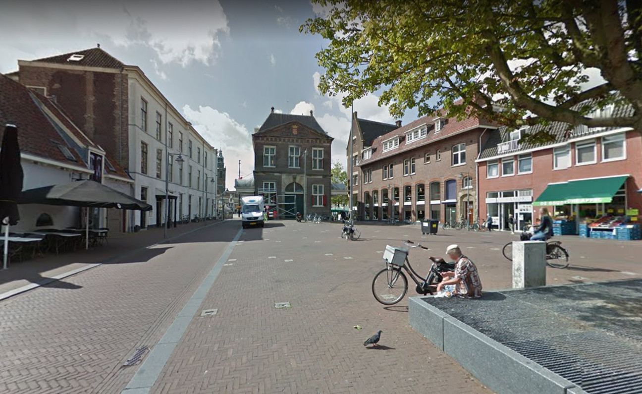 Terrassen achter de Waag van de baan Foto AD.nl