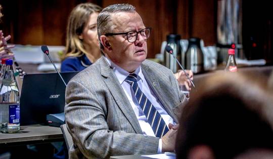 Vlaams Belanger Stefaan Sintobin gebruikt mannelijke naam voor Petra De Sutter: ‘Wat kan mij dat schelen?’