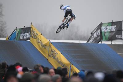 Van der Poel ook in Azencross oppermachtig