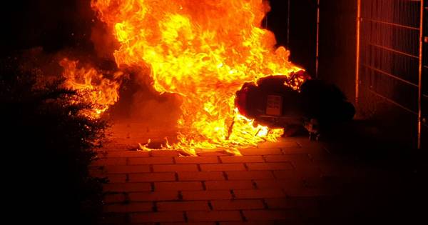 Scooter in vlammen op in Saasveld