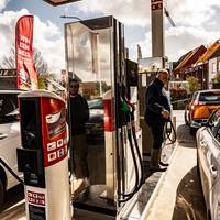Na diesel wordt ook benzine tanken wat goedkoper: liter benzine weer onder de 2 euro
