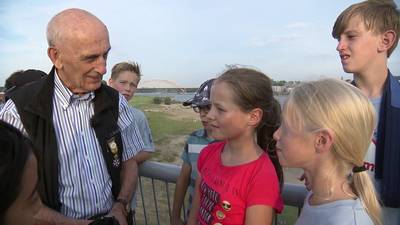 Kinderen vragen Vierdaagse-veteraan het hemd van het lijf