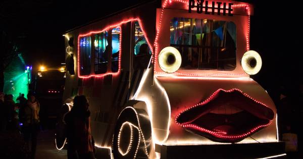 Kleuvendurp sluit carnaval af: mobiele verlichting in donker Biezenmortel