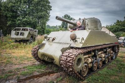 Sherman-tank en WOII-truck pronken straks langs de Rijksweg bij Molenhoek