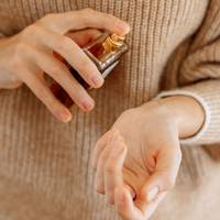 Dít is de reden waarom parfum bij iedereen anders ruikt