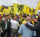 U en ik, we zijn allemaal mensen, mijnheer Van Grieken. Laten we ons dan ook als mensen gedragen  