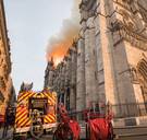 In beeld: Parijse brandweer deelt beelden van bluswerken Notre-Dame