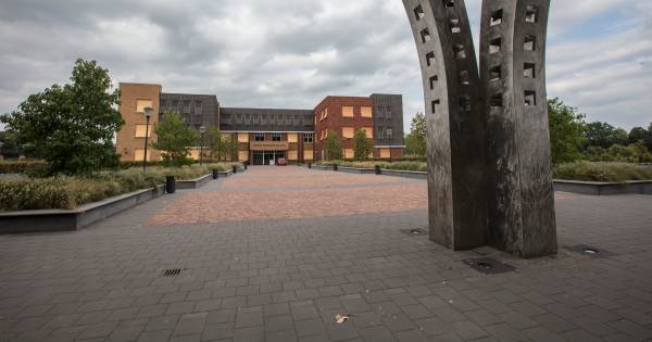 'Leerling Carolus Borromeus College zwaargewond bij vechtpartij na schooltijd, Helmonder (16) zit vast' #helmond.