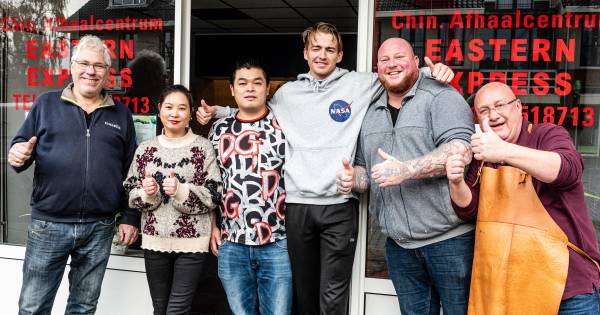 Heel dorp massaal aan de nasi en de loempia om Chinees te redden - Tubantia