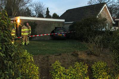 Automobilist raakt van de weg en komt in stenen garage tot stilstand