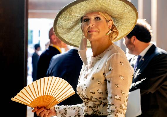 Dit doet koningin Máxima met haar mondkapje als ze ’m even niet draagt