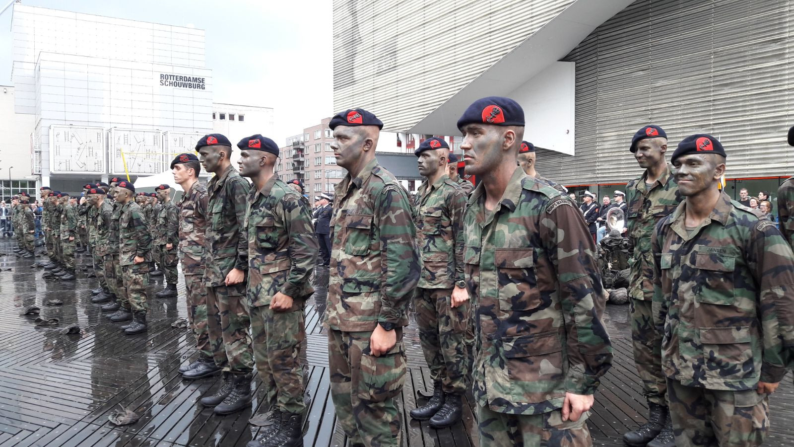 Mariniers Ontvangen Baret Na Loodzware Oefening Rotterdam Ad Nl