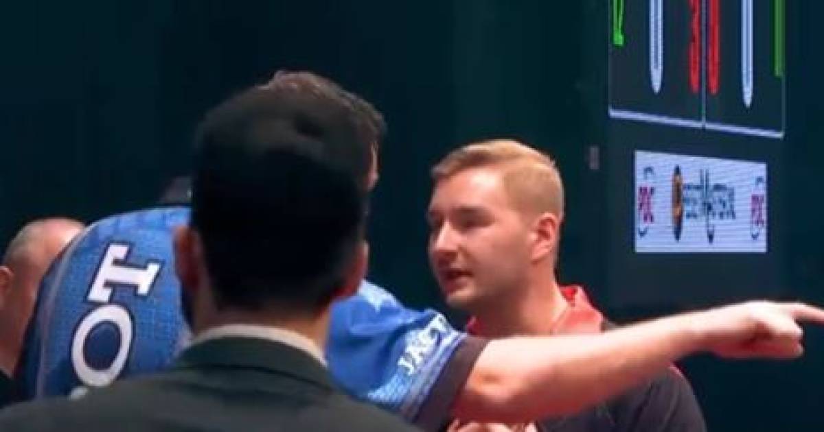 Bizar incident in het darts overschaduwt knappe zege van Dimitri Van den Bergh tegen tweevoudig ...