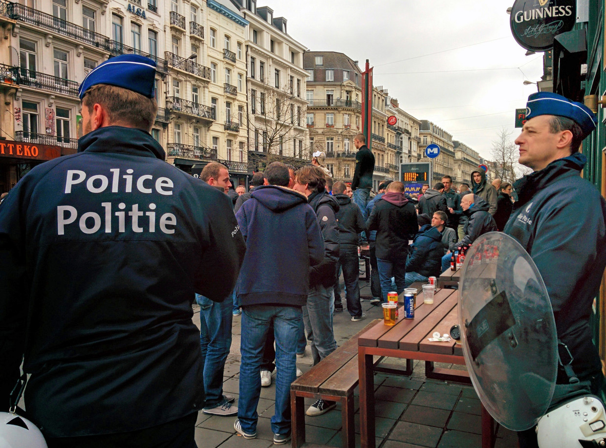 Chaos compleet: Fans Club gooien pak friet over Hasi en match halfuur later gestart | De Morgen