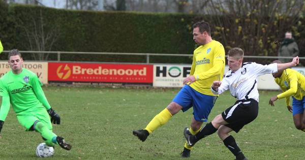 Rellen met supporters bij duel SC Veluwezoom uit Velp, politie moet veiligheid bewaken .