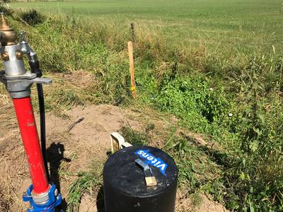 Slang van Vitens blijft maar water spuiten, ook tijdens piekuren