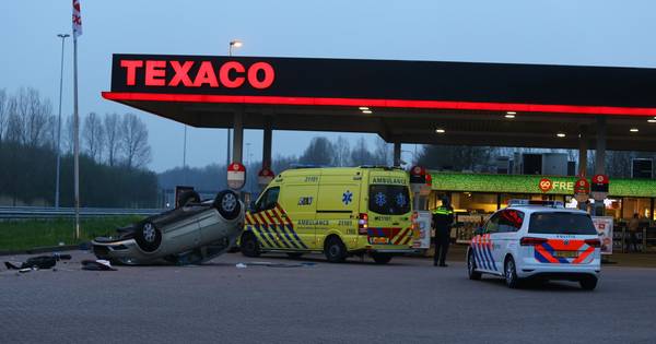 Auto vliegt over de kop bij tankstation langs A2 bij Liempde