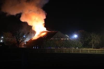 Grote uitslaande brand legt boerderijwoning in Heelweg in as