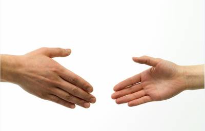 Boete voor agent die handdruk van vrouw weigerde