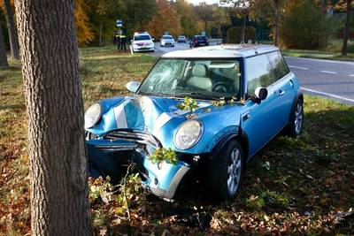 Auto botst tegen boom langs Bredaseweg Chaam, 1 gewonde