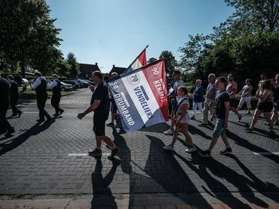 Optocht met vlaggen voor drie jubilea in Lievelde