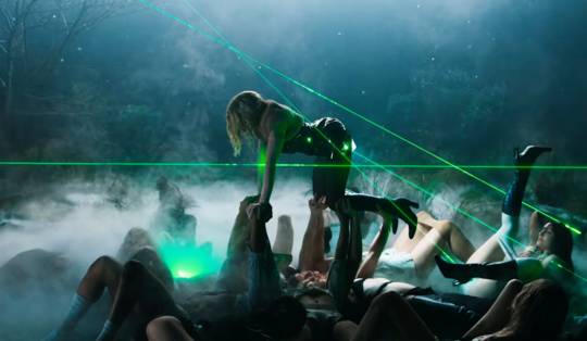 Benedict Cumberbatch in een nachtclub-wc, laserstralen uit vulva’s: Madonna’s nieuwe clip is een spektakel