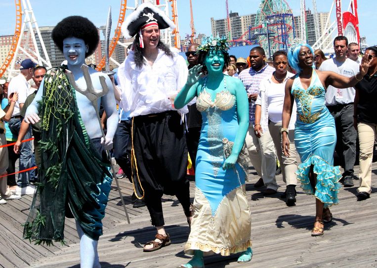 Super Burgemeester New York verkleed als piraat in optocht | De Volkskrant JQ-15