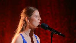 Eerste winnares 'Sing Again' toont talent opnieuw