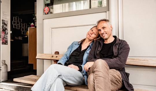 Lissa en Pierre-Philippe vielen voor elkaar in een Brussels ijssalon, dankzij zijn 6-jarige dochter met voorspellende gaven