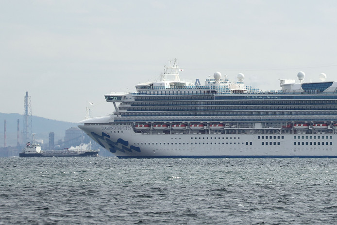 Het cruiseschip Diamond Princess ligt voorlopig in quarantaine voor de haven van Yokohama, met 3000 mensen aan boord. Een passagier die in Hongkong opstapte blijkt besmet met het virus.