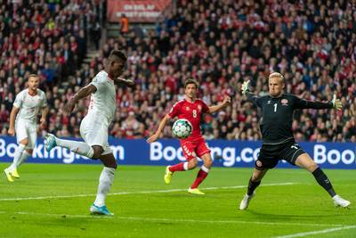 Uitblinker Schmeichel helpt Denemarken aan belangrijke zege op Zwitserland