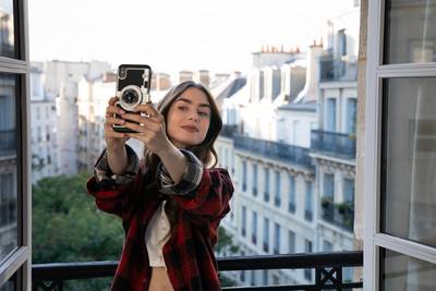 “Emily in Paris” revient pour une saison 2 et c’est sa patronne française qui l’annonce