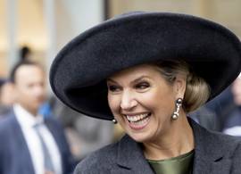 Koningin Máxima straalt in groene japon op druilerige dag