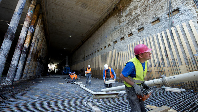 Werknemers in de dubbellaagse tunnel van de A2 bij Maastricht in 2014.