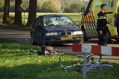 Fietser (91) zwaargewond na aanrijding met auto in Rekken